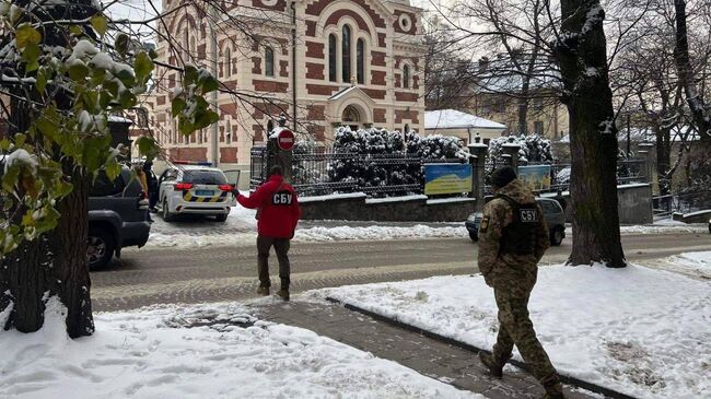 Сотрудники СБУ у Свято-Георгиевского кафедрального собора УПЦ МП во Львове