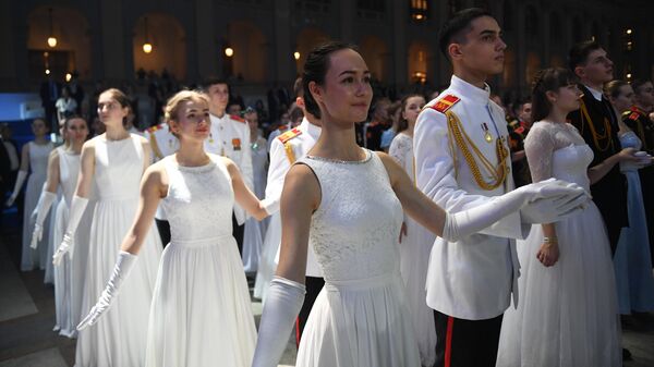 Участники VII Международного благотворительного кадетского бала в Гостином Дворе в Москве
