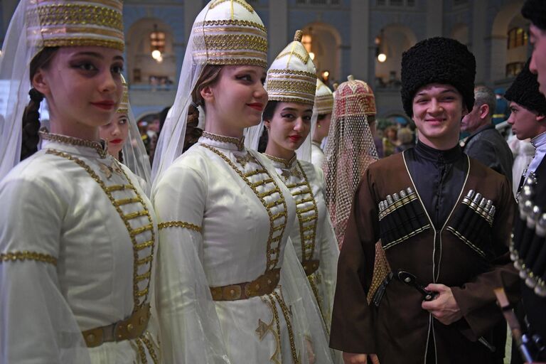 Участники VII Международного благотворительного кадетского бала в Гостином дворе в Москве Участники VII Международного благотворительного кадетского бала в Гостином дворе в Москве