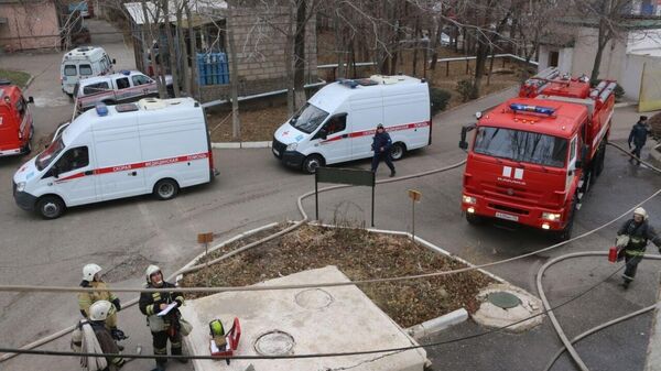 Автомобили МЧС и скорой помощи на месте пожара в Областной детской больнице имени Силищевой в Астрахани. 14 декабря 2022