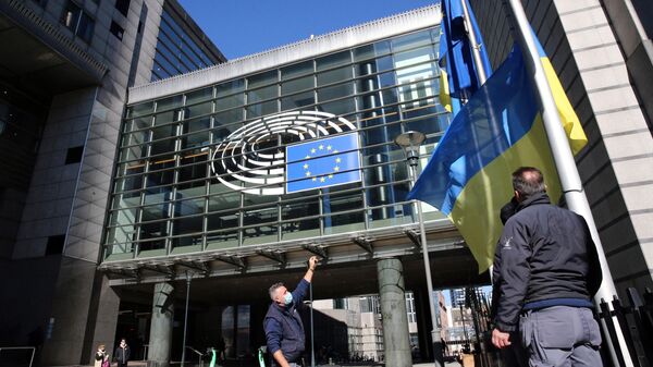Флаг Украины у здания штаб-квартиры Европейского парламента в Брюсселе