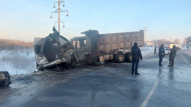 На месте ДТП с участием грузовика и скорой помощи в Томской области