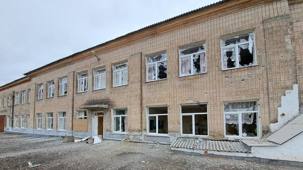 Здание школы в Горловке, пострадавшее в результате обстрела со стороны ВСУ