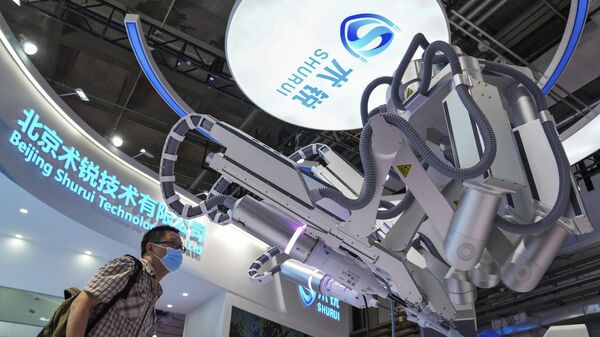 Робот-хирург, представленный на конференции роботов в Пекине 