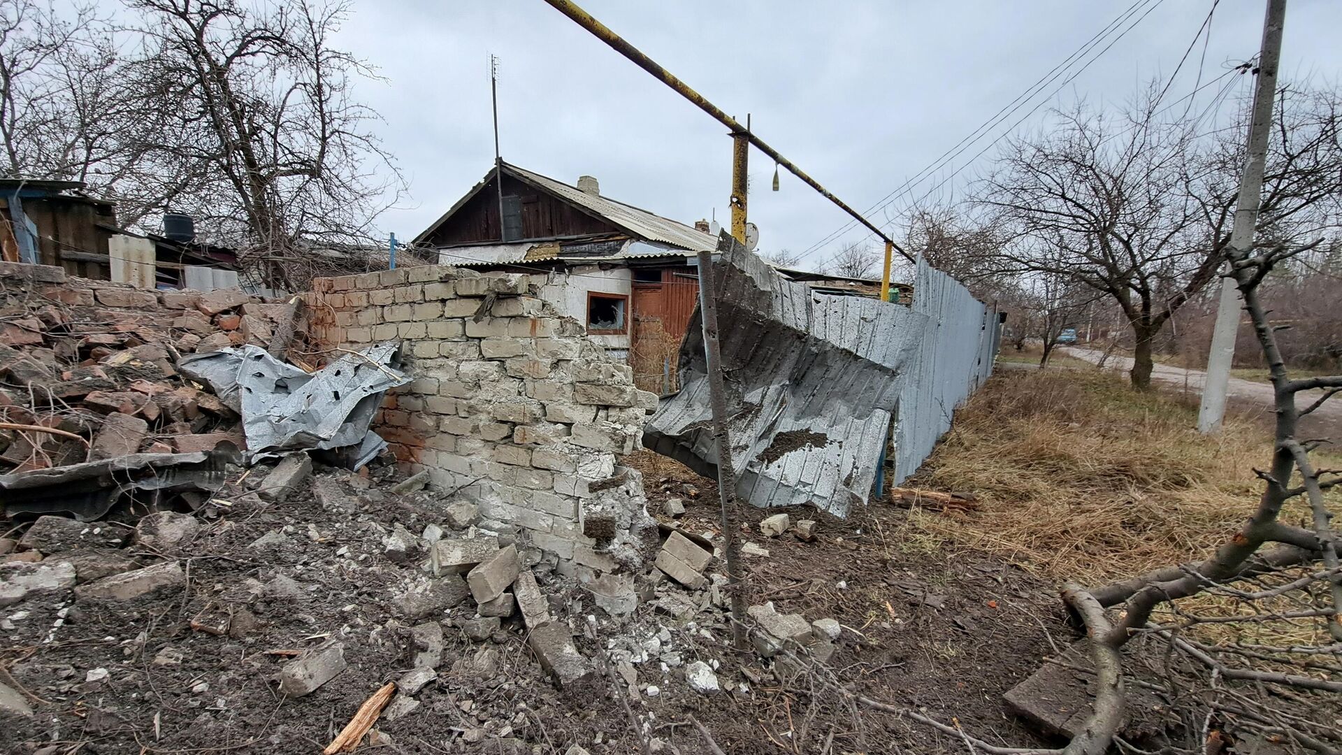 Жилой дом в Горловке, пострадавший в результате обстрела со стороны ВСУ. Архивное фото - РИА Новости, 1920, 21.12.2022