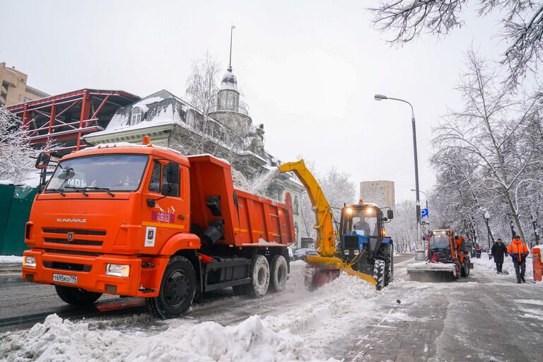 Ликвидация последствий снегопада в Москве