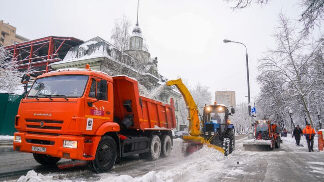 Ликвидация последствий снегопада в Москве