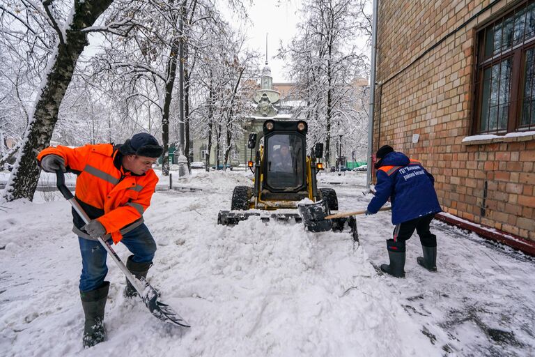 Ликвидация последствий снегопада в Москве