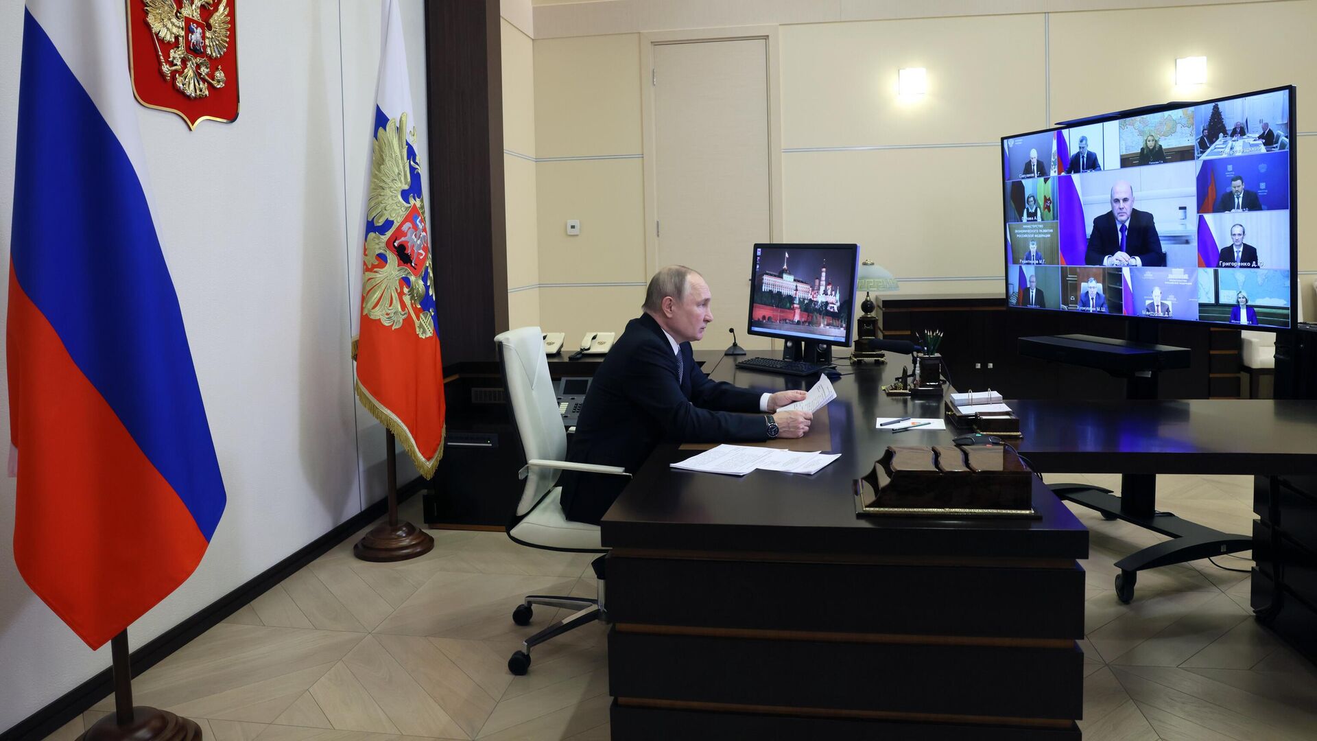 Президент России Владимир Путин проводит в режиме видеоконференции совещание с членами правительства России - РИА Новости, 1920, 15.12.2022