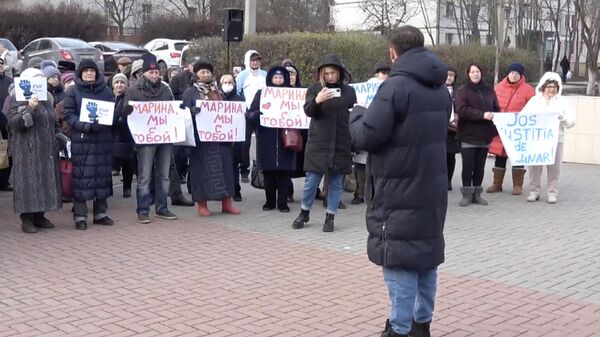 Сторонники оппозиционной в Молдавии партии Шор пикетируют в среду здание районного суда Кишинева
