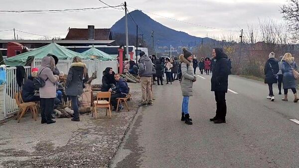 Люди на баррикадах в Косовска-Митровице