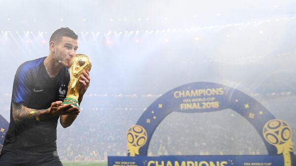 Люка Эрнандес на церемонии награждения победителей чемпионата мира по футболу 2018
