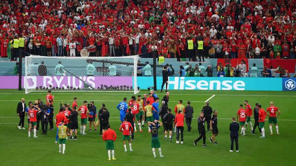 Болельщики сборной Марокко по футболу приветствуют команду после матча чемпионата мира 2022 года в Катаре