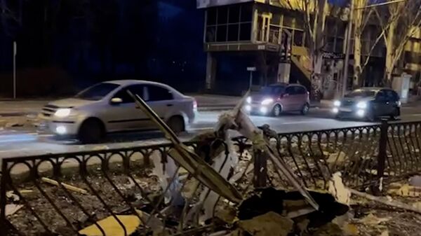 Обломки на асфальте и обрушенная конструкция здания: последствия обстрела Донецка