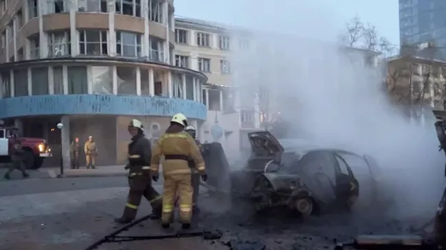 Последствия обстрела Донецка. Кадр видео