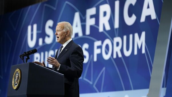 Президент США Джо Байден выступает на саммите лидеров США и Африки