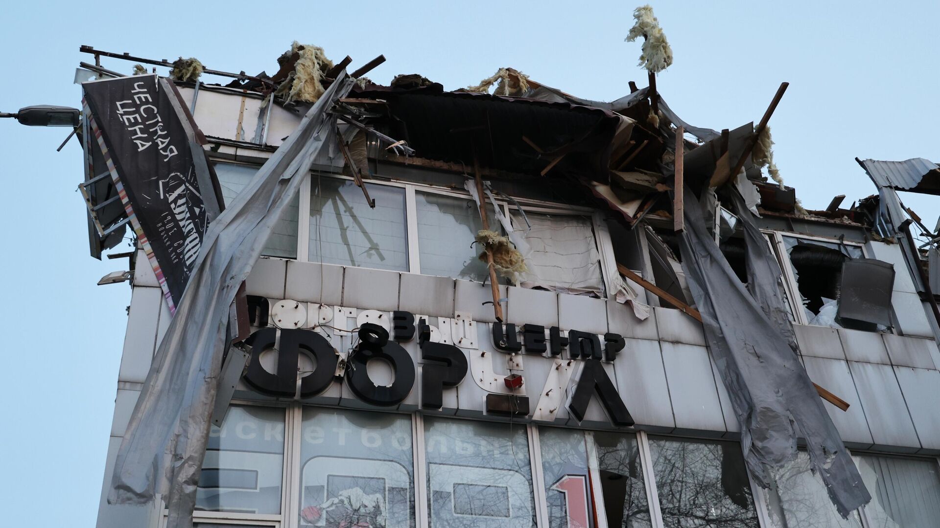 Здание, поврежденное в результате обстрела Донецка со стороны ВСУ - РИА Новости, 1920, 15.12.2022