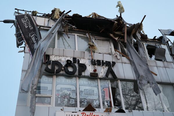 Здание, поврежденное в результате обстрела Донецка со стороны ВСУ