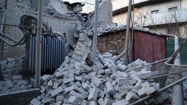 Здание, поврежденное в результате обстрела Донецка