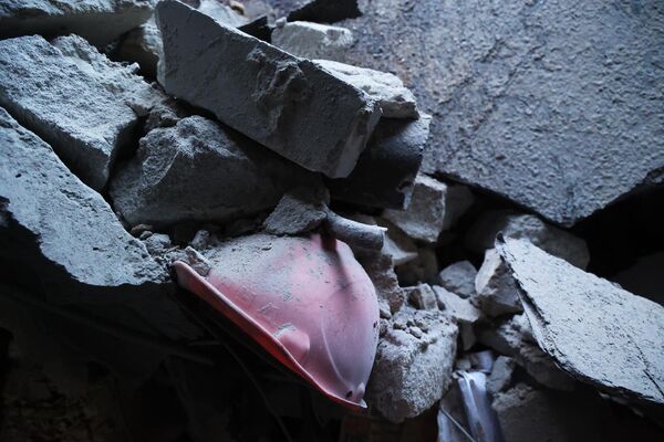 Каска в здании котельной, поврежденной в результате обстрела Донецка со стороны ВСУ