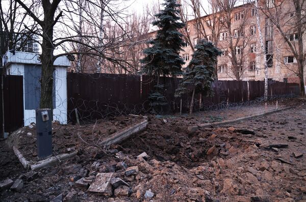 Воронка от взрыва в результате обстрела Донецка со стороны ВСУ