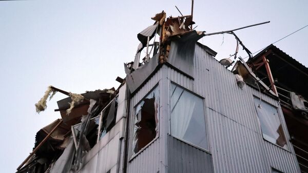 Здание, поврежденное в результате обстрела Донецка со стороны ВСУ