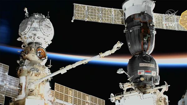 Манипулятор, управляемый космонавтом Анной Кикиной, обследует корабль Союз МС-22 после обнаружения разгерметизации системы охлаждения корабля