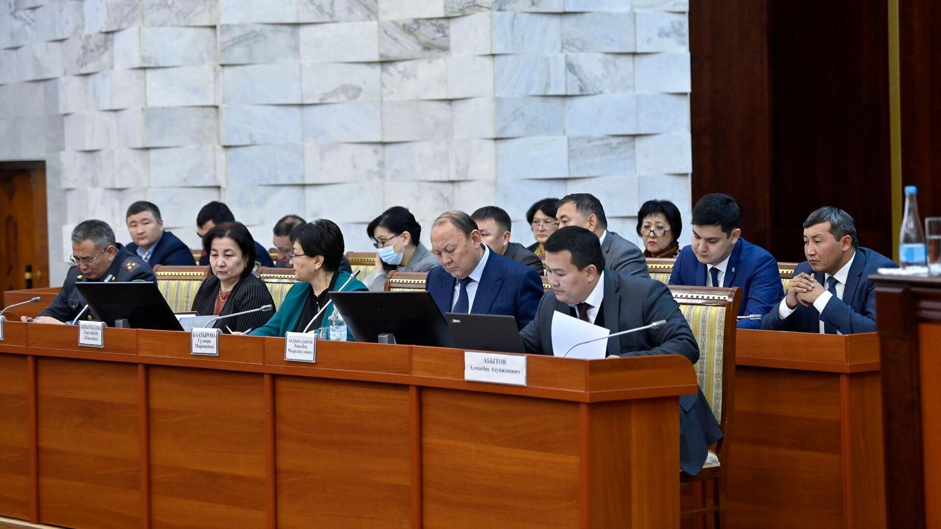 Заседание парламента Киргизии по вопросу снижения загрязнения воздуха в Бишкеке  - РИА Новости, 1920, 15.12.2022