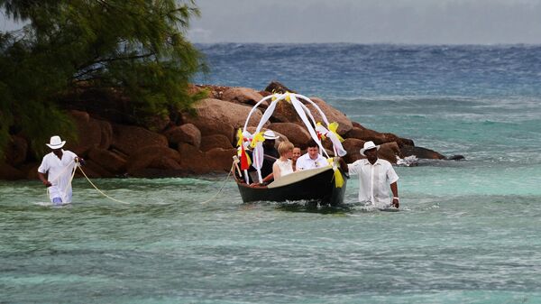Молодожены в лодке в окрестностях острова Ла Диг, Сейшелы