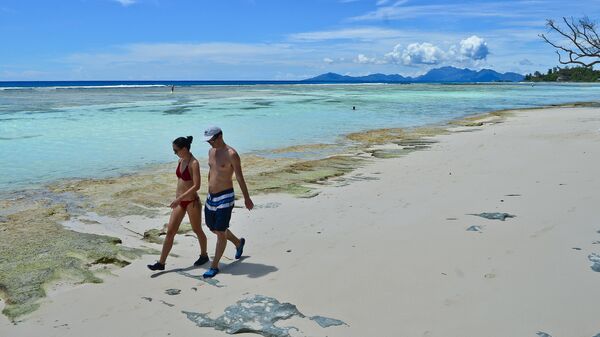 Прогулка по побережью Индийского океана на острове Силуэт, Сейшелы