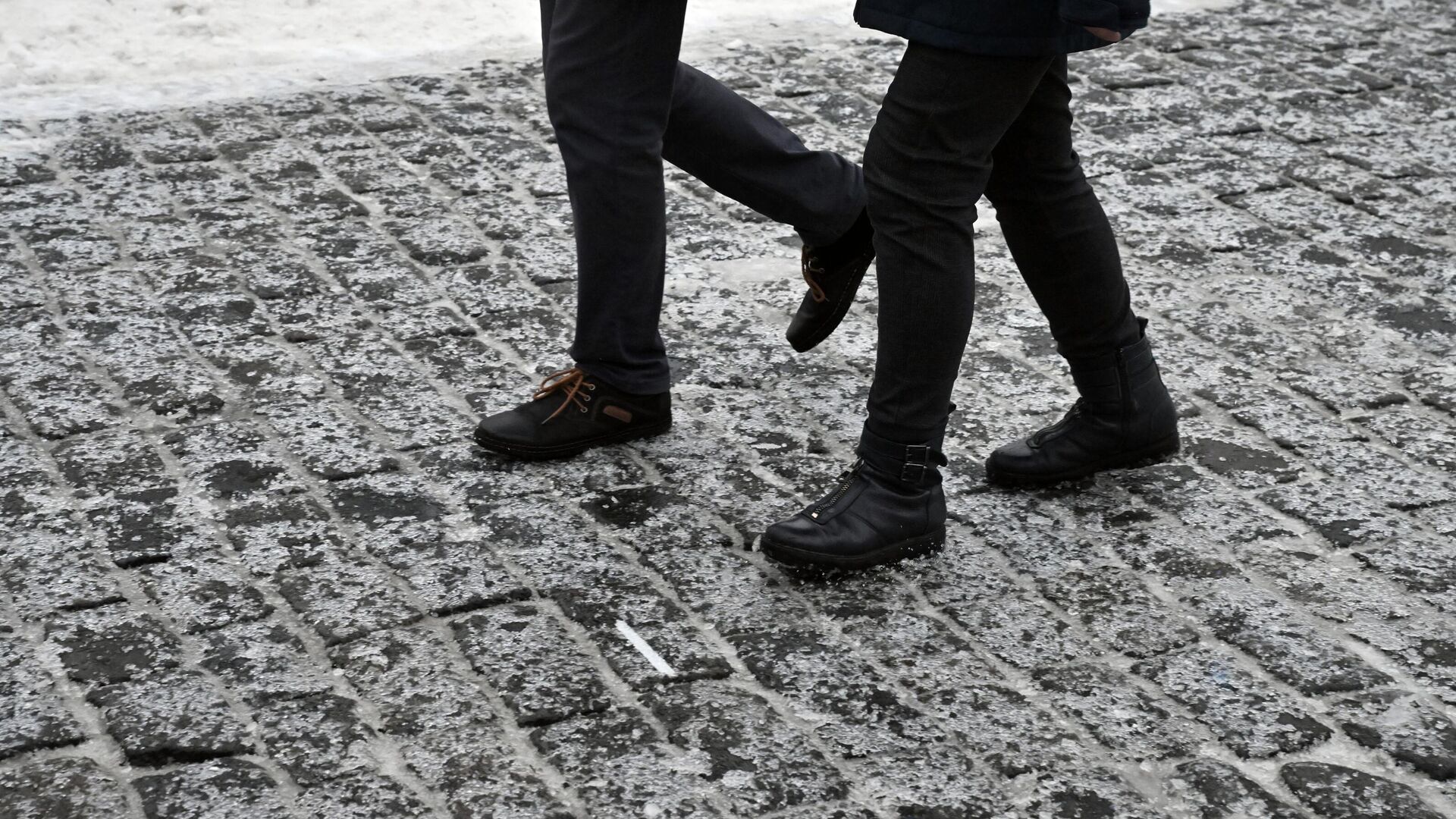 Люди гуляют по Красной площади во время ледяного дождя в Москве - РИА Новости, 1920, 28.10.2023