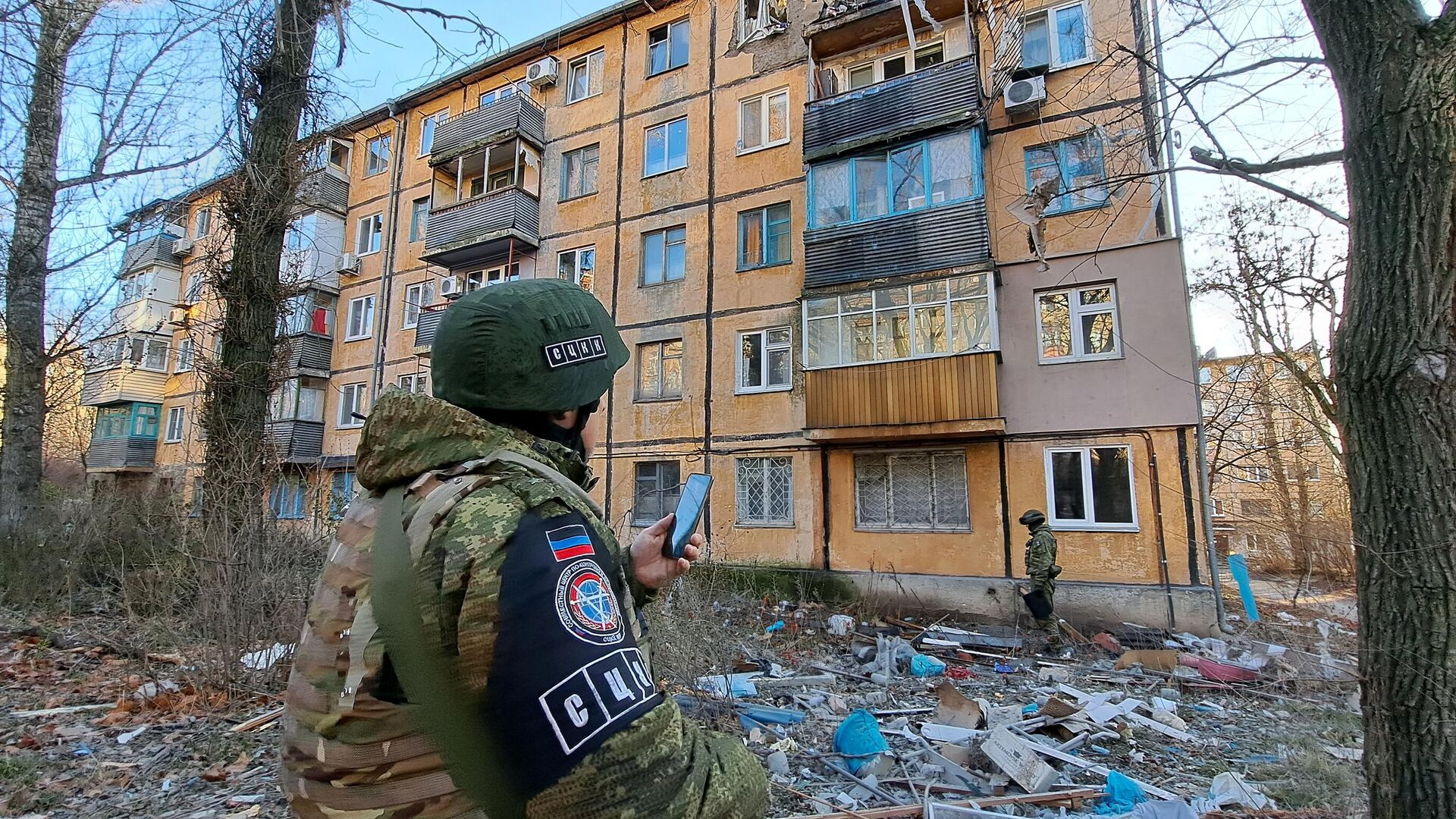 Сотрудники СЦКК у жилого дома, поврежденного в результате обстрела Донецка со стороны ВСУ - РИА Новости, 1920, 15.12.2022