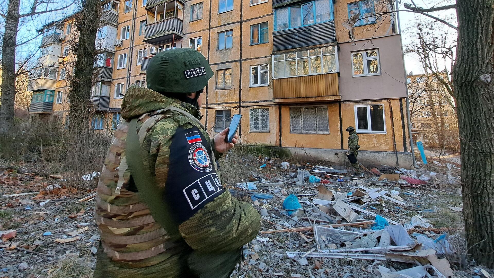 Сотрудники СЦКК у жилого дома, поврежденного в результате обстрела Донецка со стороны ВСУ - РИА Новости, 1920, 15.12.2022