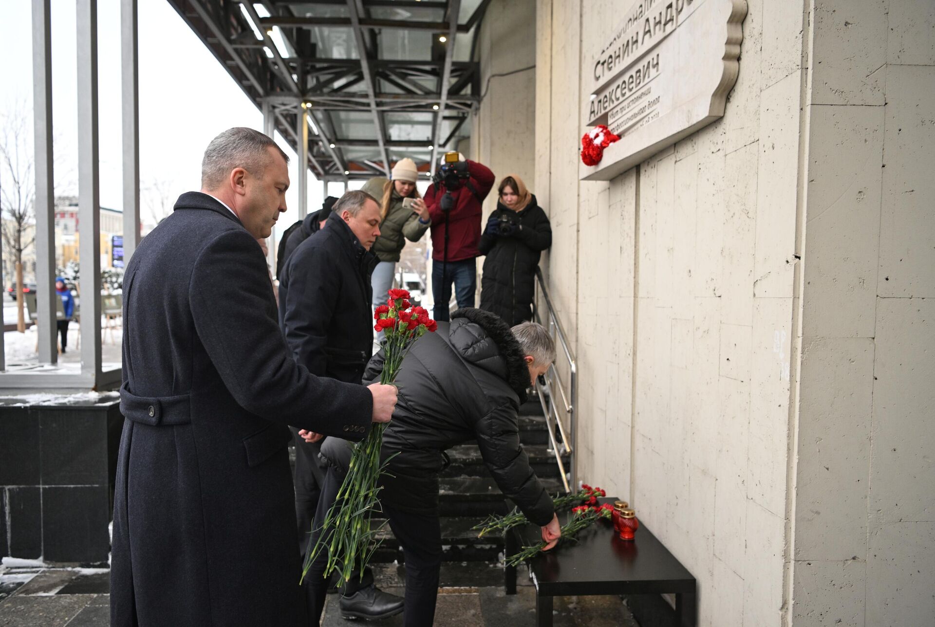 Церемония возложения цветов к мемориальной доске в честь фотокорреспондента МИА Россия сегодня Андрея Стенина - РИА Новости, 1920, 15.12.2022