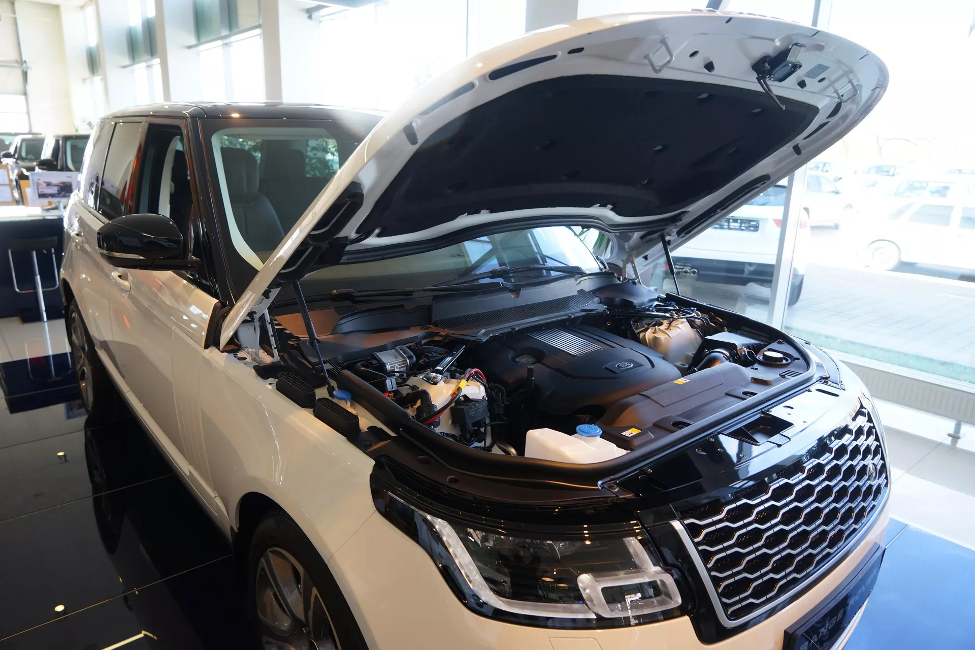 Автомобиль Range Rover в автосалоне в Краснодарском крае - РИА Новости, 1920, 17.12.2022