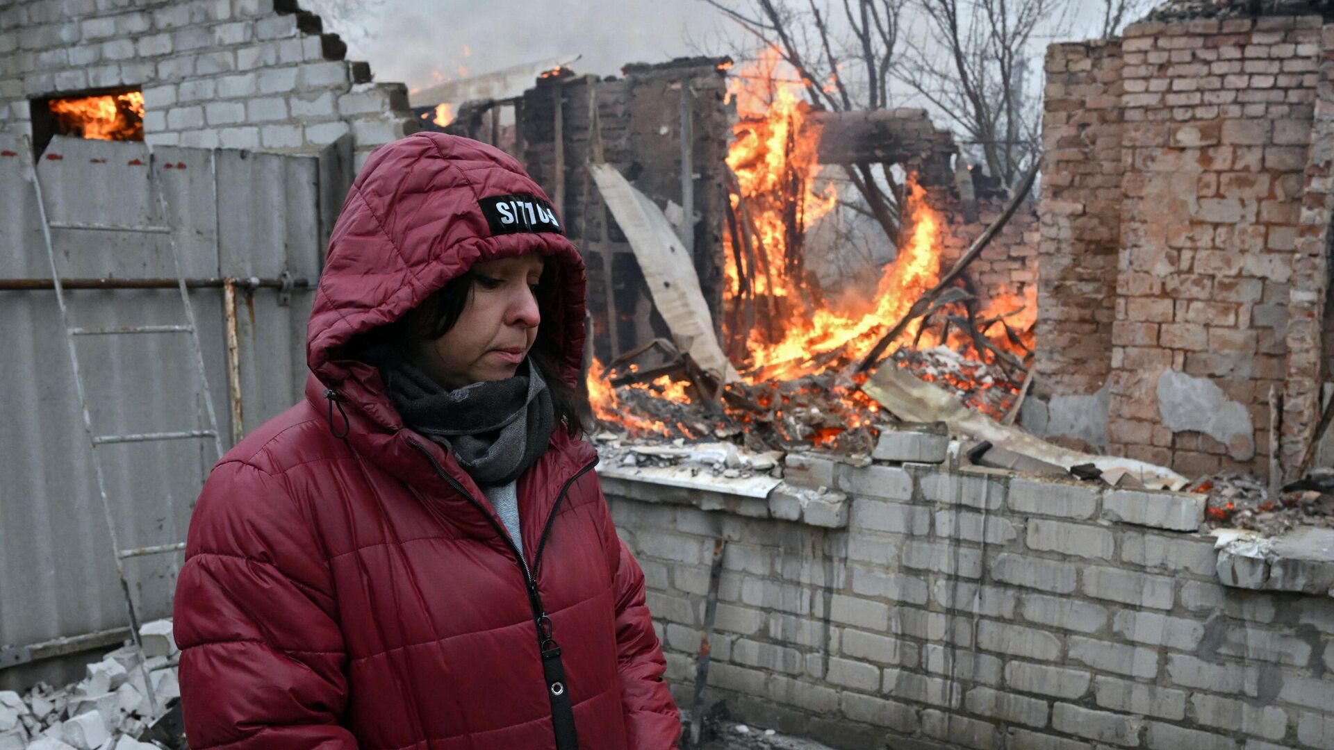 Женщина в жилом доме в Киевском районе Донецка, разрушенном в результате обстрела - РИА Новости, 1920, 16.12.2022