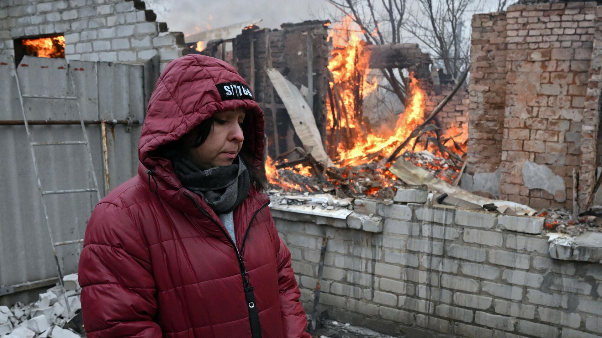 Женщина в жилом доме в Киевском районе Донецка, разрушенном в результате обстрела - РИА Новости, 1920, 16.12.2022