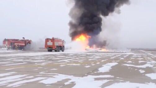 Тушение загоревшегося при жесткой посадке вертолета Ми-8 на аэродроме в Улан-Удэ - РИА Новости, 1920, 16.12.2022