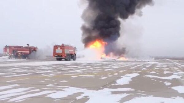 Тушение загоревшегося при жесткой посадке вертолета Ми-8 на аэродроме в Улан-Удэ