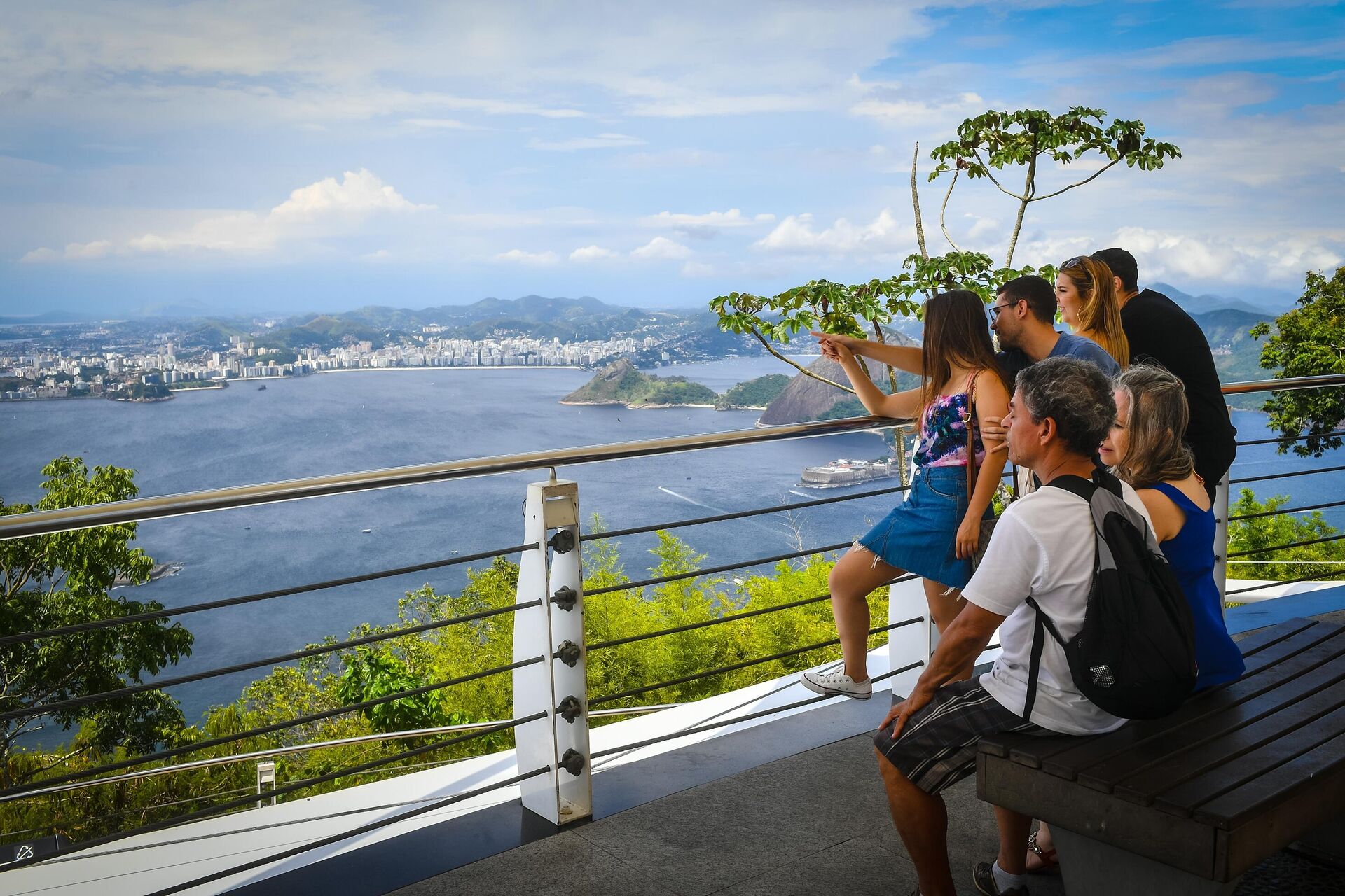 Туристы смотрят на залив Гуанабара в Рио-де-Жанейро - РИА Новости, 1920, 24.01.2023