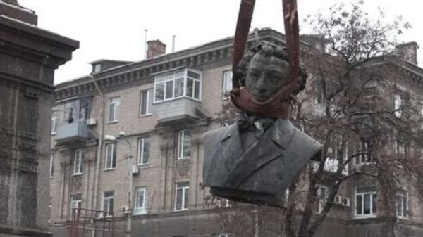 Демонтаж памятника Александру Пушкину в Днепропетровске 
