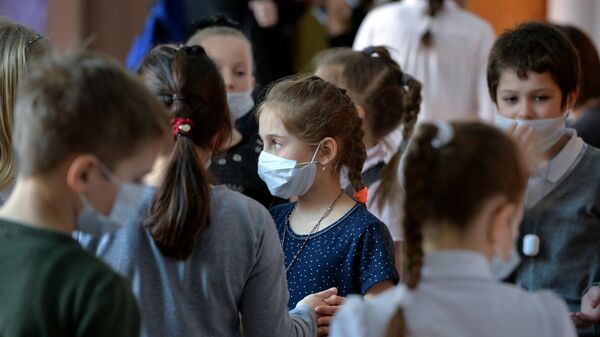 Дети в медицинских масках в целях профилактики заболевания гриппом и ОРВИ