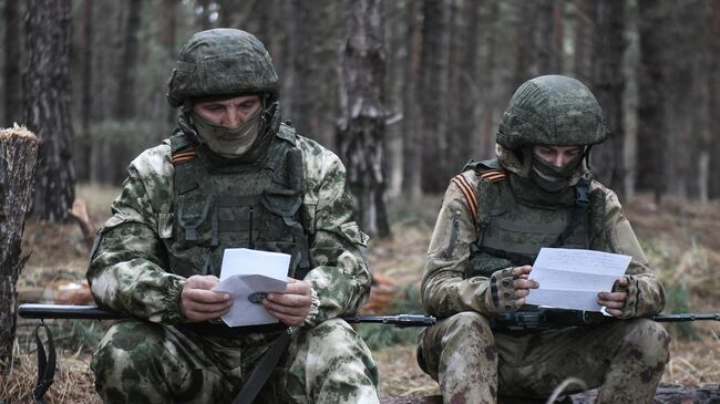 Военнослужащие читают письма