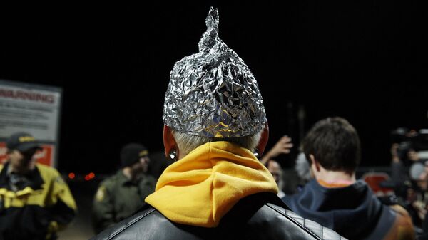 Мужчина в шапочке из фольги у входа на объект Зона 51 в Неваде