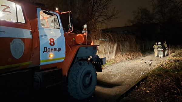 Автомобиль противопожарной службы на месте повреждений в результате обстрела ВСУ Буденновского района Донецка