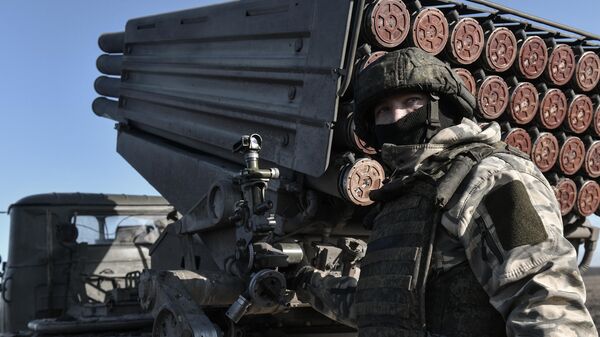 Военнослужащий Вооруженных сил РФ у реактивной системы залпового огня Град
