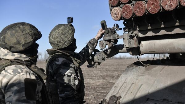 Военнослужащие Вооруженных сил РФ, задействованные в специальной военной операции на Запорожском направлении, настраивают реактивную систему залпового огня Град
