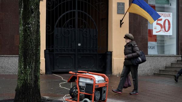 Женщина проходит мимо электрогенератора в Одессе
