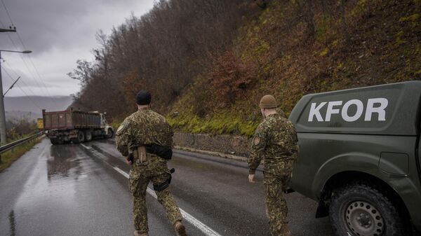 Солдаты НАТО, участвующие в миротворческой миссии в Косово, осматривают баррикаду, возведенную сербами недалеко от города Зубин-Поток
