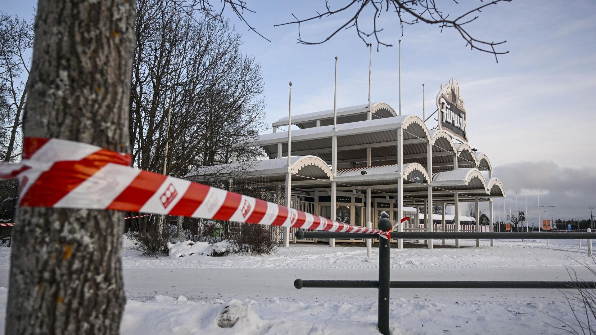 Главный вход  в зоопарк Фурувик в Швеции, где во время побега застрелили четырех шимпанзе - РИА Новости, 1920, 17.12.2022